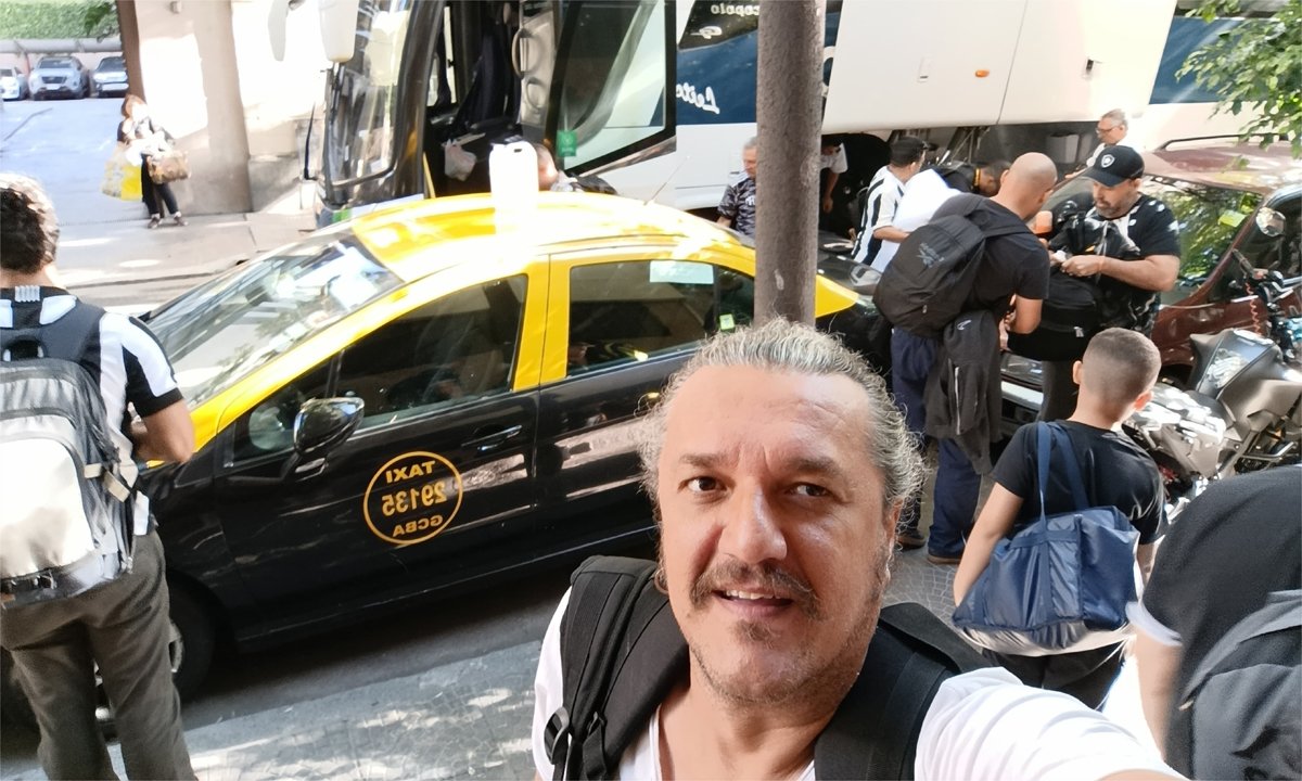 Alexandre Guzanshe faz selfie em frente a uma viatura da polícia da Argentina em Buenos Aires (foto: Alexandre Guzanshe)
