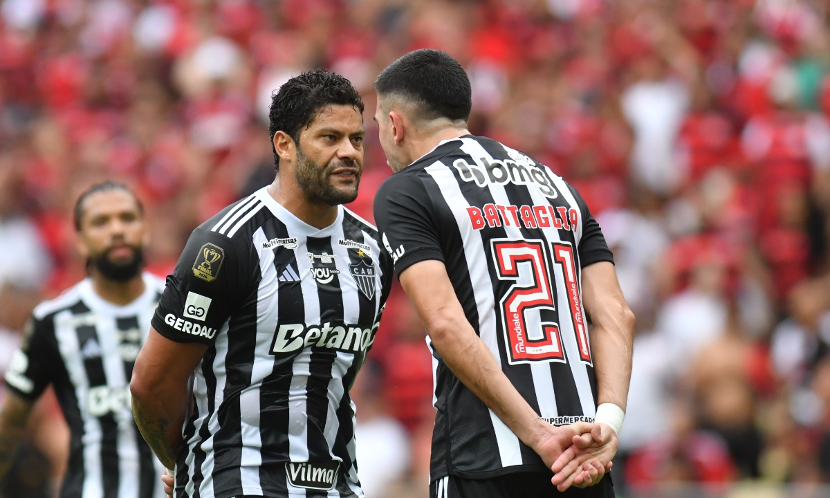 Hulk e Battaglia tiveram forte discussão no primeiro tempo de Flamengo x Atlético - (foto: Alexandre Guzanshe/EM/DA.Press)