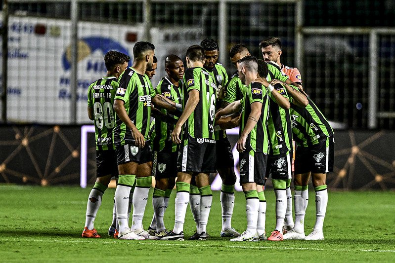 Jogadores do América reunidos antes de jogo da Série B (foto: Mourão Panda/América)