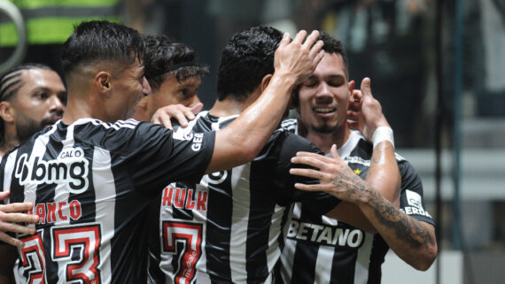 Jogadores do Atlético comemoram gol na Arena MRV (foto: Alexandre Guzanshe/EM/DA.Press)