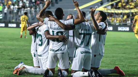 Jogadores do Goiás agachados e abraçados em comemoração (foto: Divulgação/Goiás)