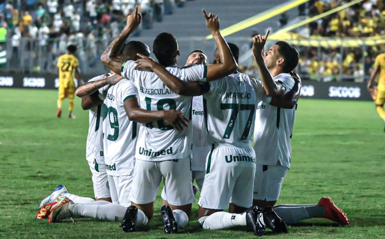 Jogadores do Goiás agachados e abraçados em comemoração (foto: Divulgação/Goiás)
