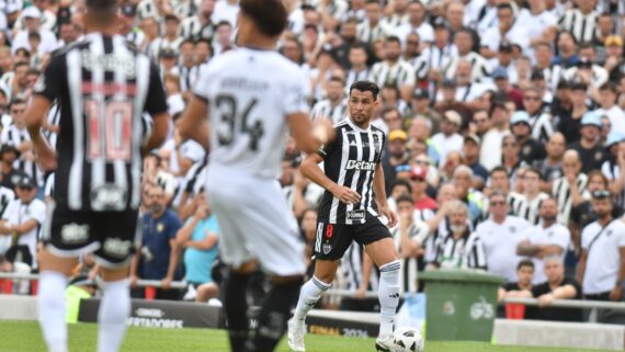 Junior Alonso conduz bola em Atlético x Botafogo (foto: Alexandre Guzanshe/EM/D.A Press)