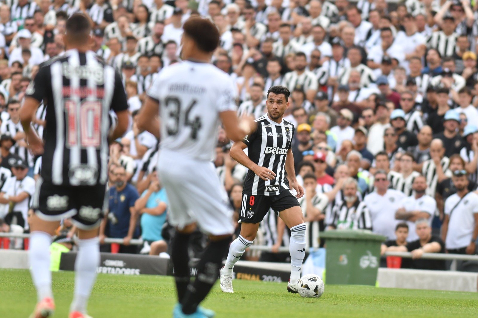 Junior Alonso conduz bola em Atlético x Botafogo (foto: Alexandre Guzanshe/EM/D.A Press)