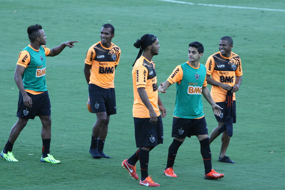 Júnior César (à direita) fez parte do Atlético de Ronaldinho Gaúcho em 2013 - (foto: Rodrigo Clemente/Estado de Minas)