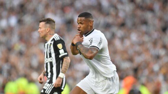 Júnior Santos se prepara para tirar a camisa na final da Libertadores (foto: Alexandre Guzanshe/EM/D.A Press)