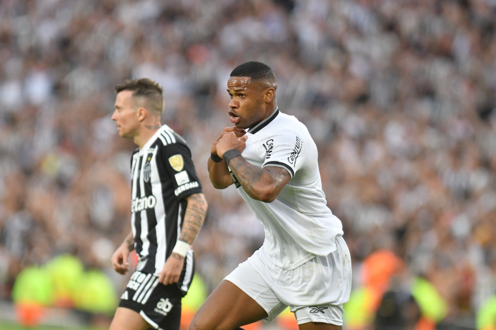 Júnior Santos se prepara para tirar a camisa na final da Libertadores (foto: Alexandre Guzanshe/EM/D.A Press)