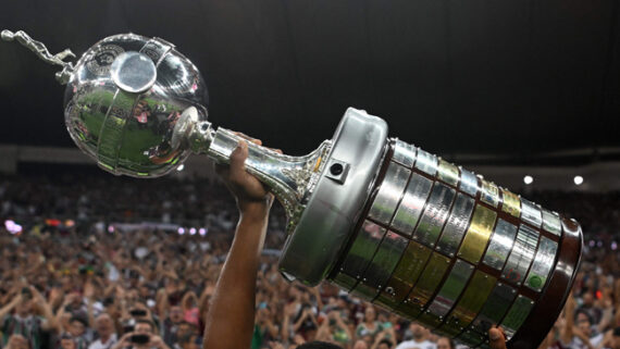 Troféu da Copa Libertadores (foto: CARL DE SOUZA / AFP)