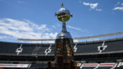 Taça da Copa Libertadores no Estádio Monumental de Núñez, do River Plate, que receberá o jogo entre Atlético e Botafogo, pela final do torneio (foto: Luis ROBAYO / AFP)