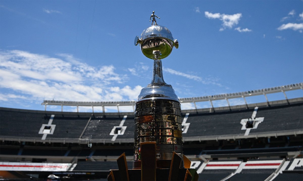 Taça da Copa Libertadores no Estádio Monumental de Núñez, do River Plate, que receberá o jogo entre Atlético e Botafogo, pela final do torneio (foto: Luis ROBAYO / AFP)