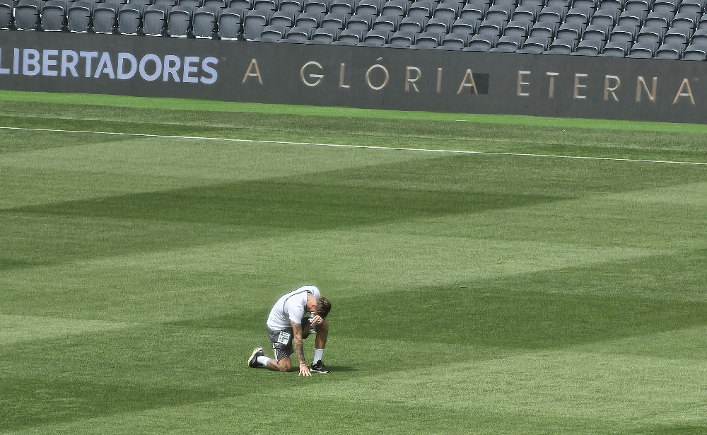 Lyanco, zagueiro do Atlético, em momento de fé no Monumental de Núñez na véspera da final da Libertadores - (foto: Samuel Resende/No Ataque)