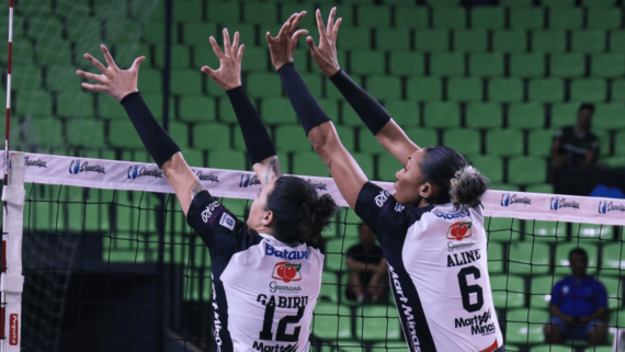 Jogadoras de vôlei do Mackenzie em ação de bloqueio (foto: Eduardo Maroldi/Maringá)