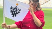 Flavia Mendes mostra a bandeira do Atlético (foto: Atlético/Divulgação)