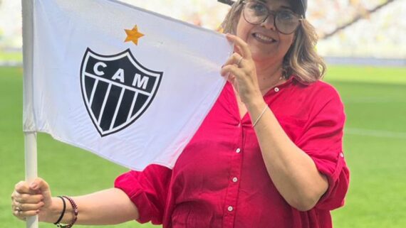 Flavia Mendes mostra a bandeira do Atlético (foto: Atlético/Divulgação)