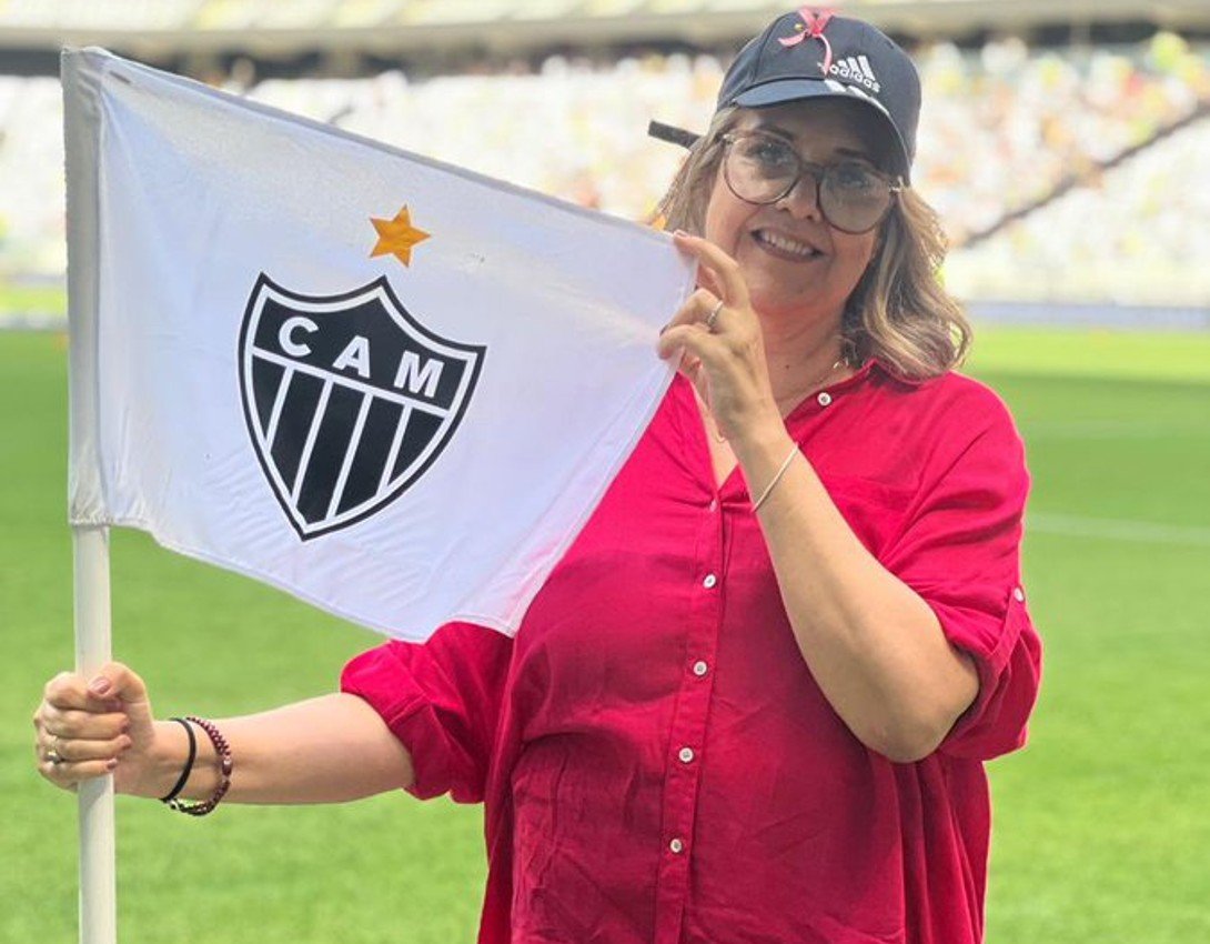 Flavia Mendes mostra a bandeira do Atlético (foto: Atlético/Divulgação)