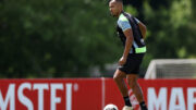 Marlon Freitas com a bola em treino do Botafogo (foto: Vítor Silva/Botafogo)