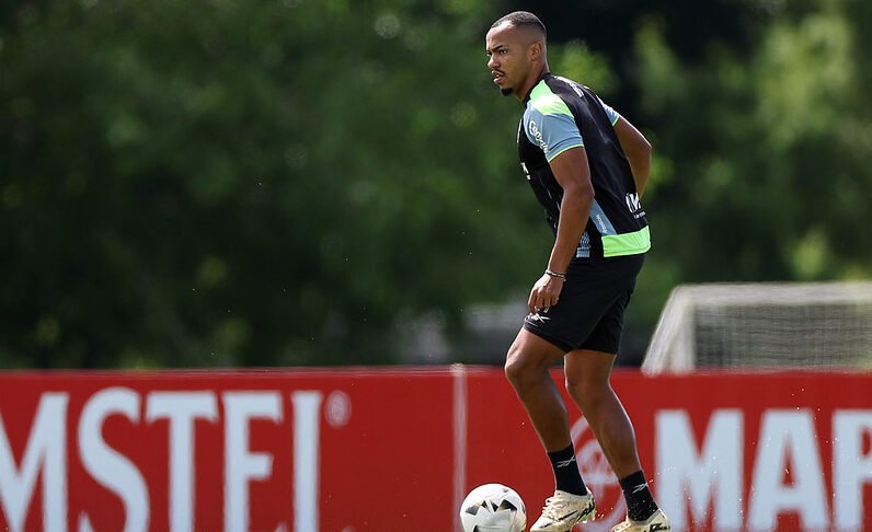 Marlon Freitas com a bola em treino do Botafogo (foto: Vítor Silva/Botafogo)