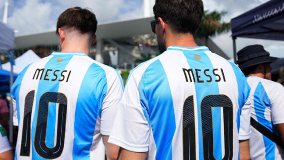 Torcedores não poderão usar camisas com nome de Messi em jogo entre Paraguai e Argentina (foto: RICH STORRY/AFP)