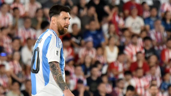 Lionel Messi em Paraguai x Argentina (foto: Jose Bogado/AFP)