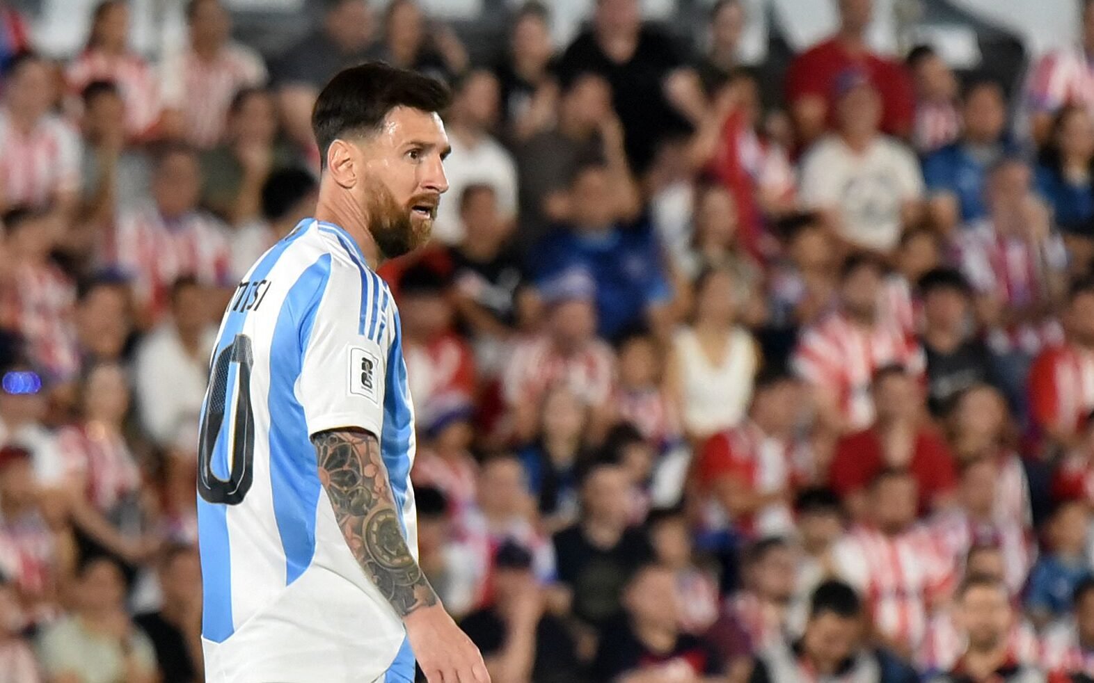Lionel Messi em Paraguai x Argentina (foto: Jose Bogado/AFP)