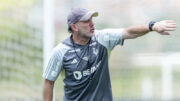 Gabriel Milito, técnico do Atlético, durante treino na Cidade do Galo (18/11) (foto: Pedro Souza/Atlético)