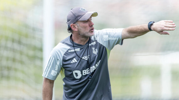 Gabriel Milito, técnico do Atlético, durante treino na Cidade do Galo (18/11) (foto: Pedro Souza/Atlético)