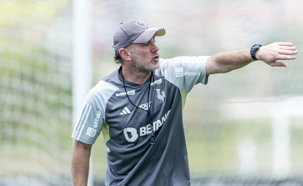 Gabriel Milito, técnico do Atlético, durante treino na Cidade do Galo (18/11) (foto: Pedro Souza/Atlético)