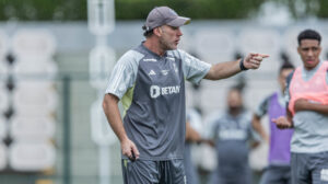 Milito durante treinamento do Atlético na Cidade do Galo (22/11) (foto: Pedro Souza/Atlético)