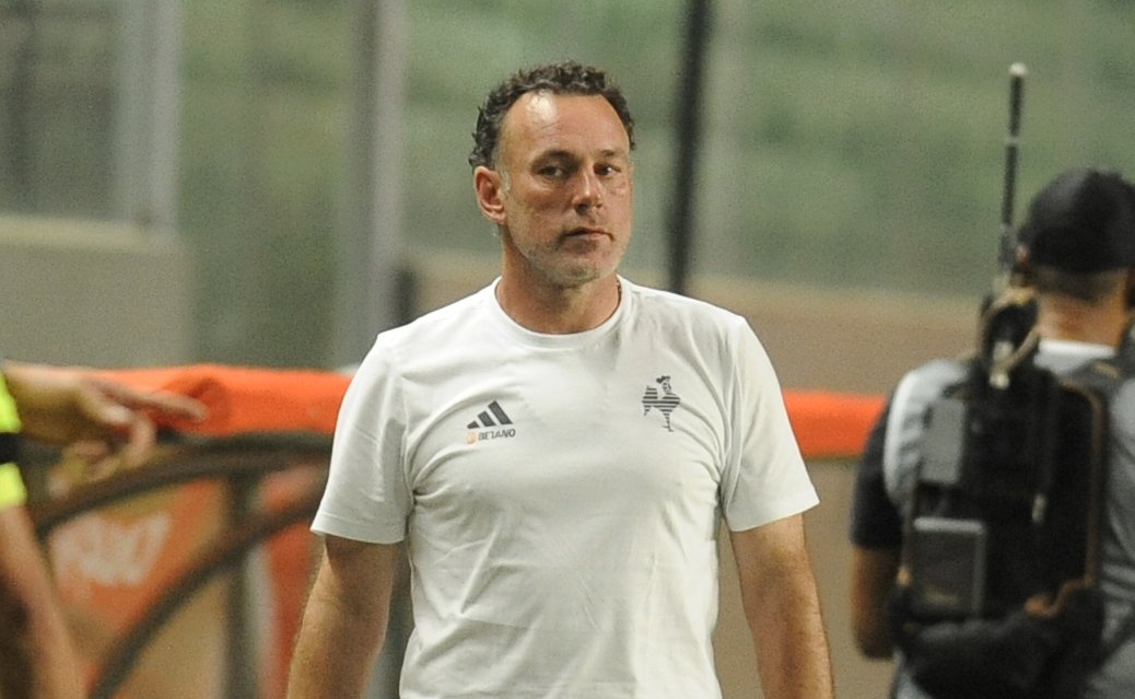Gabriel Milito, técnico do Atlético, durante partida (foto: Alexandre Guzanshe/EM/D.A Press)