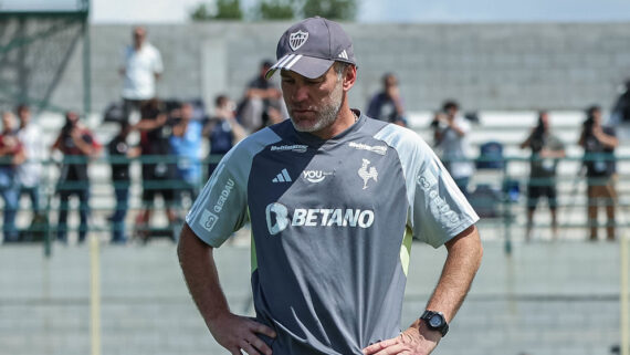 Gabriel Milito, técnico do Atlético, durante treinamento no CT do Defensa y Justicia (foto: Pedro Souza/Atlético)