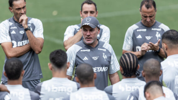 Milito em conversa com jogadores do Atlético na Cidade do Galo (foto: Pedro Souza/Atlético)