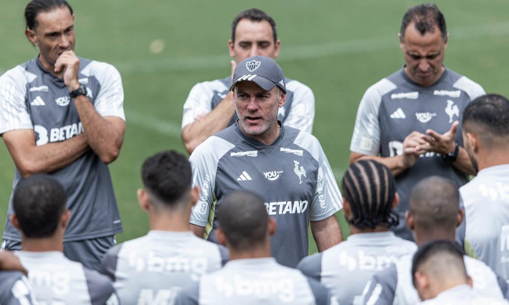Milito em conversa com jogadores do Atlético na Cidade do Galo (foto: Pedro Souza/Atlético)