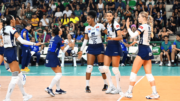 Jogadoras de vôlei do Minas em confronto com o Brasília, pela Superliga Feminina (foto: Rogério Guerreiro/Brasília)