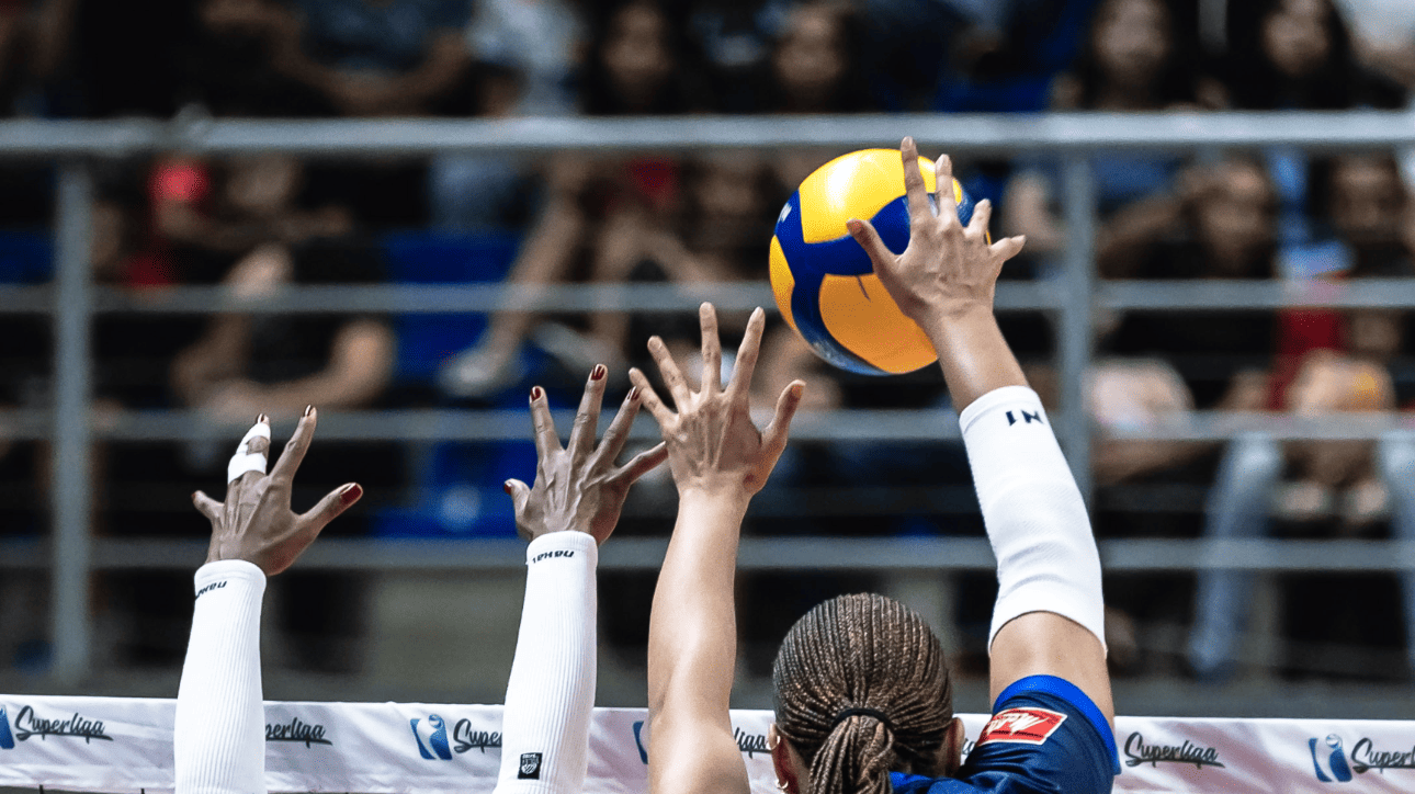 bola sendo bloqueada (foto: Hedgard Moraes/Minas Tênis Clube)