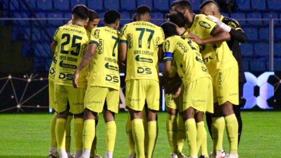 Jogadores do Mirassol abraçados (foto: Felipe Modesto/Agência Mirassol)