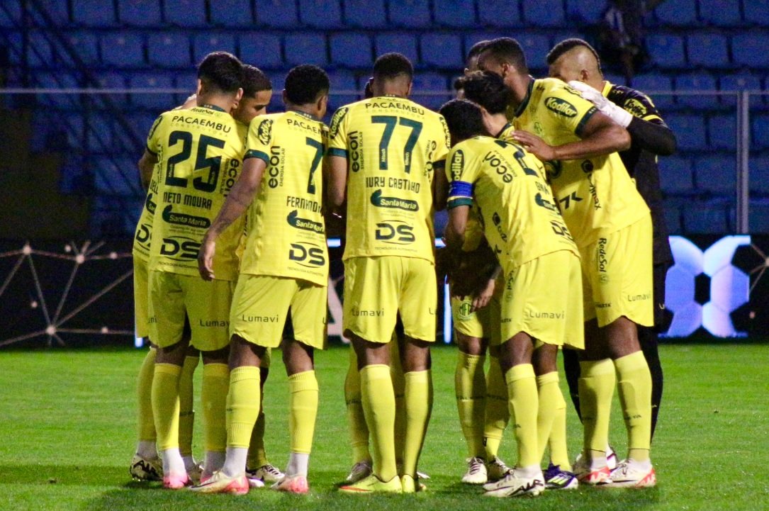 Jogadores do Mirassol abraçados (foto: Felipe Modesto/Agência Mirassol)