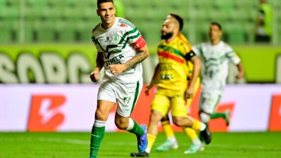 Moises comemora último gol como jogador profissional em vitória do América sobre o Brusque (foto: Mourão Panda/América)