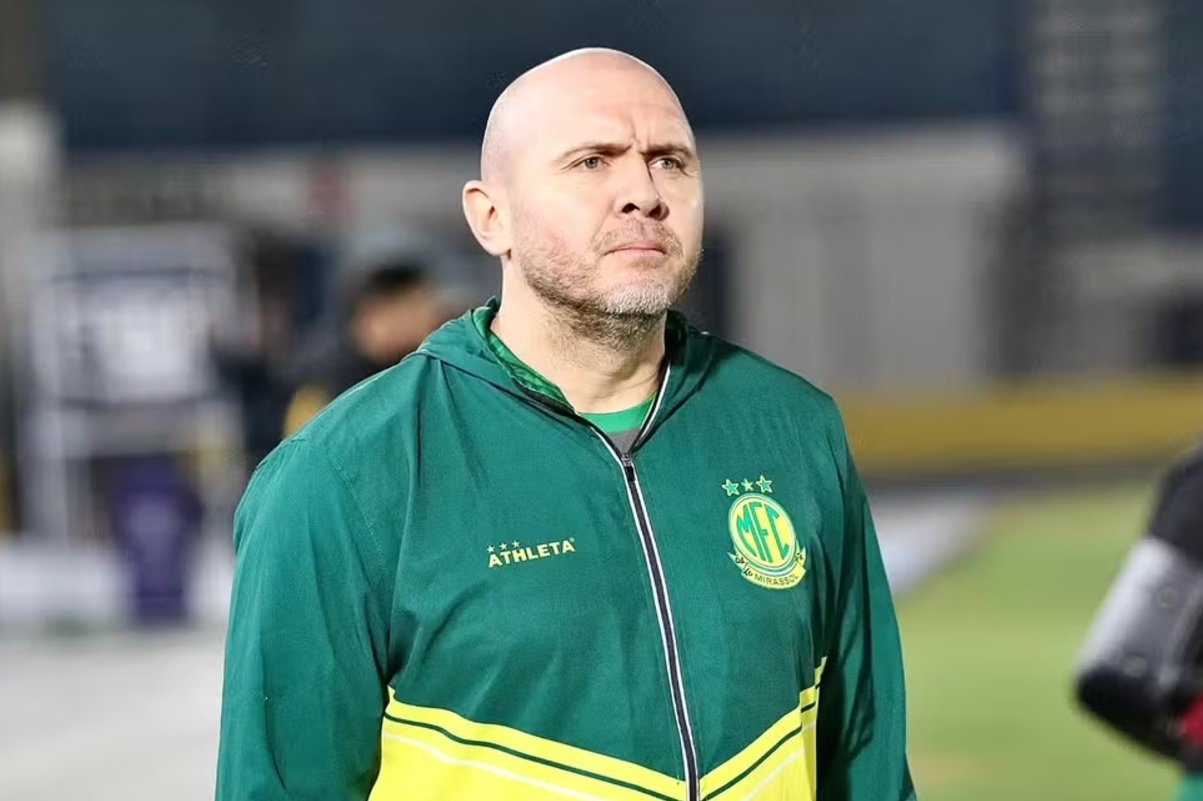 Mozart com o uniforme do Mirassol - (foto: Marcos Freitas/Ag. Mirassol)