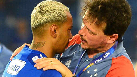 Matheus Pereira é consolado pelo técnico Fernando Diniz após derrota do Cruzeiro na final da Sul-Americana (foto: Daniel Duarte / AFP)