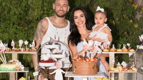 Neymar e Bruna Biancardi comemoram aniversário de um ano de Mavie na Arábia Saudita (foto: Reprodução)