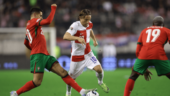 Jogadores de Portugal e Croácia (foto: Damir Sencar/AFP)