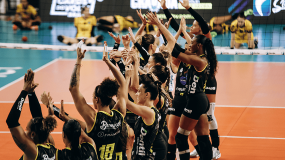 Jogadoras de vôlei do Praia Clube (foto: Eliezer Esportes/Praia Clube)