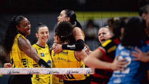 Jogadoras do Praia Clube comemorando vitória sobre o Flamengo, pela Superliga Feminina de Vôlei (foto: Paula Reis/CRF)