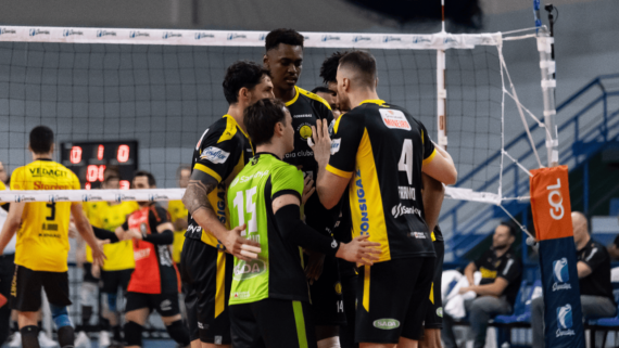 Jogadores de vôlei do Praia Clube (foto: Bruno Cunha/Praia Clube)