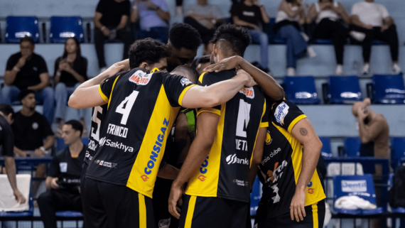 Jogadores de vôlei do Praia Clube (foto: Bruno Cunha/Praia Clube)