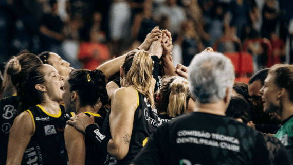 Jogadoras de vôlei do Praia Clube com as mãos dadas (foto: Eliezer Esportes/Praia Clube)