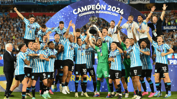 Jogadores do Racing levantando a taça da Sul-Americana (foto: Daniel Duarte/AFP)