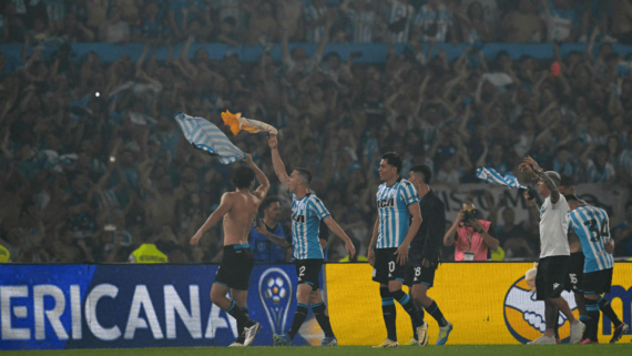 Jogadores do Racing comemorando classificação à final da Sul-Americana (foto: Juan Mabromata/AFP)