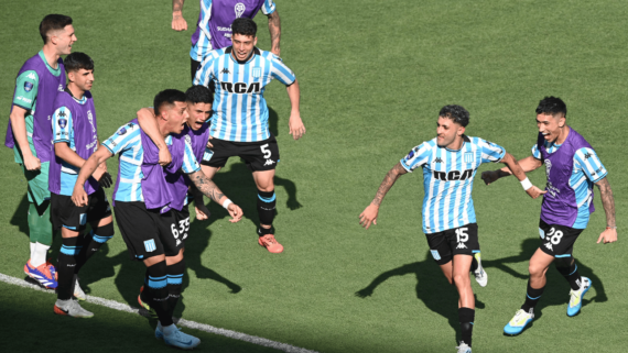 Jogadores do Racing comemorando gol sobre o Cruzeiro, na final da Copa Sul-Americana (foto: Jose Bogado/AFP)