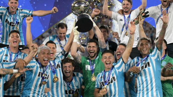 Jogadores do Racing erguem troféu da Sul-Americana (foto: Juan Mabromata/AFP)